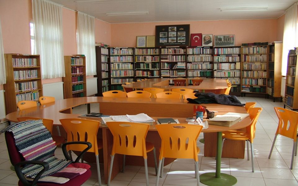 Cihat Kora Halk K�t�phanesi
